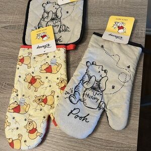 Disney Pooh Bear Oven Mitt Set in Cream and Gray